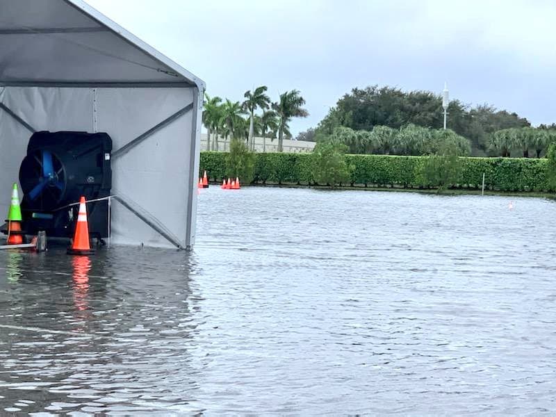 De acuerdo con las autoridades, el estacionamiento del estadio, donde está instalado el sitio para test de covid-19 más grande del sur de Florida, llegó a acumular entre 14 y 16 pulgadas de agua en algunos lugares. 
<br>