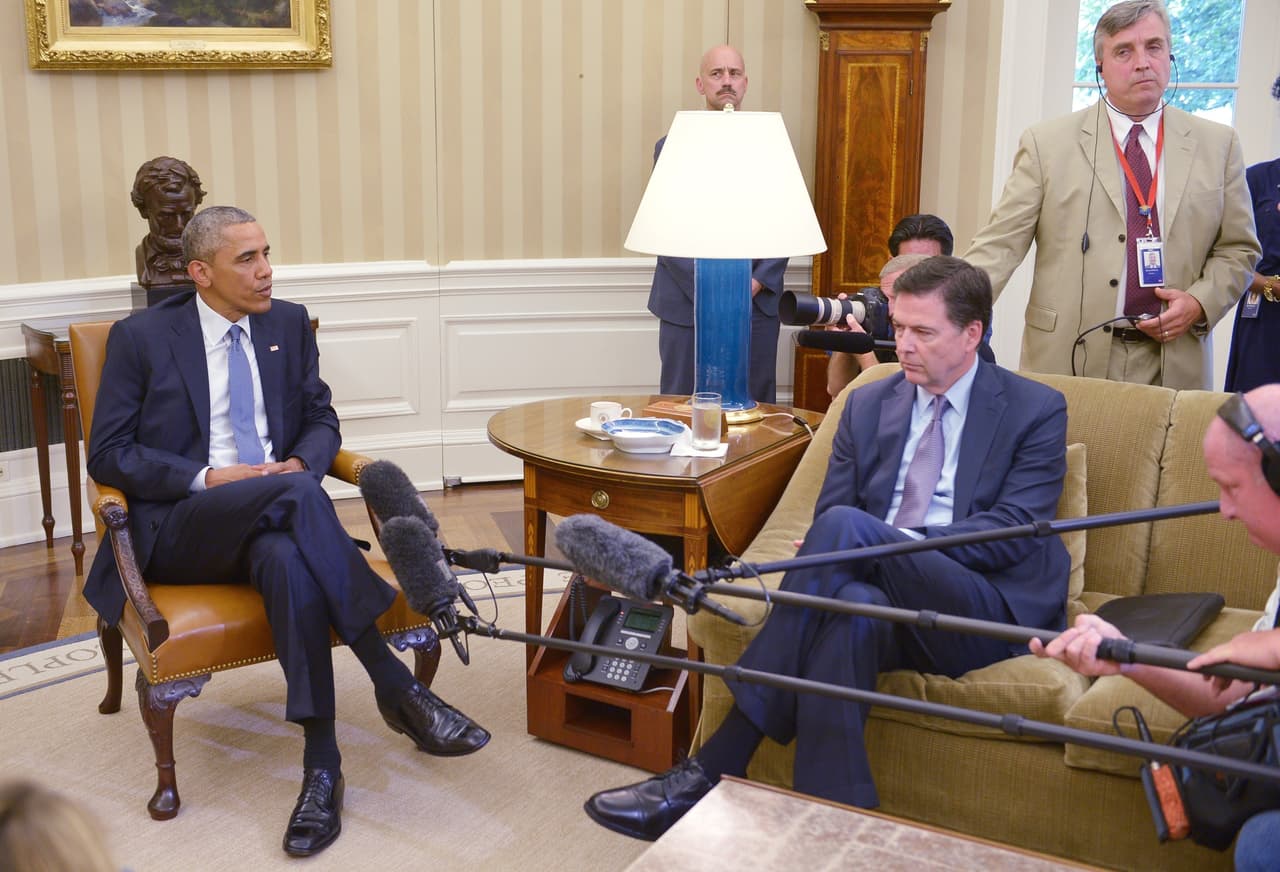 <b>1)</b> 
<b> JULIO 2015 - PRIMER ACTO.</b> James Comey llegó a la dirección del FBI nombrado por 
<b>Barack Obama </b>en 2013. Su primera entrada en la escena política fue en julio de 2015 cuando se descubren correos electrónicos con información confidencial del Departamento de Estado de Hillary Clinton. La oficina de contrainteligencia del FBI alertó a las autoridades sobre información delicada manipulada. Comey, a petición de la comunidad de Inteligencia, acuerda con Clinton que entregue su servidor privado de correo electrónico y las unidades de memoria con copias de sus correos electrónicos relacionados con el trabajo.