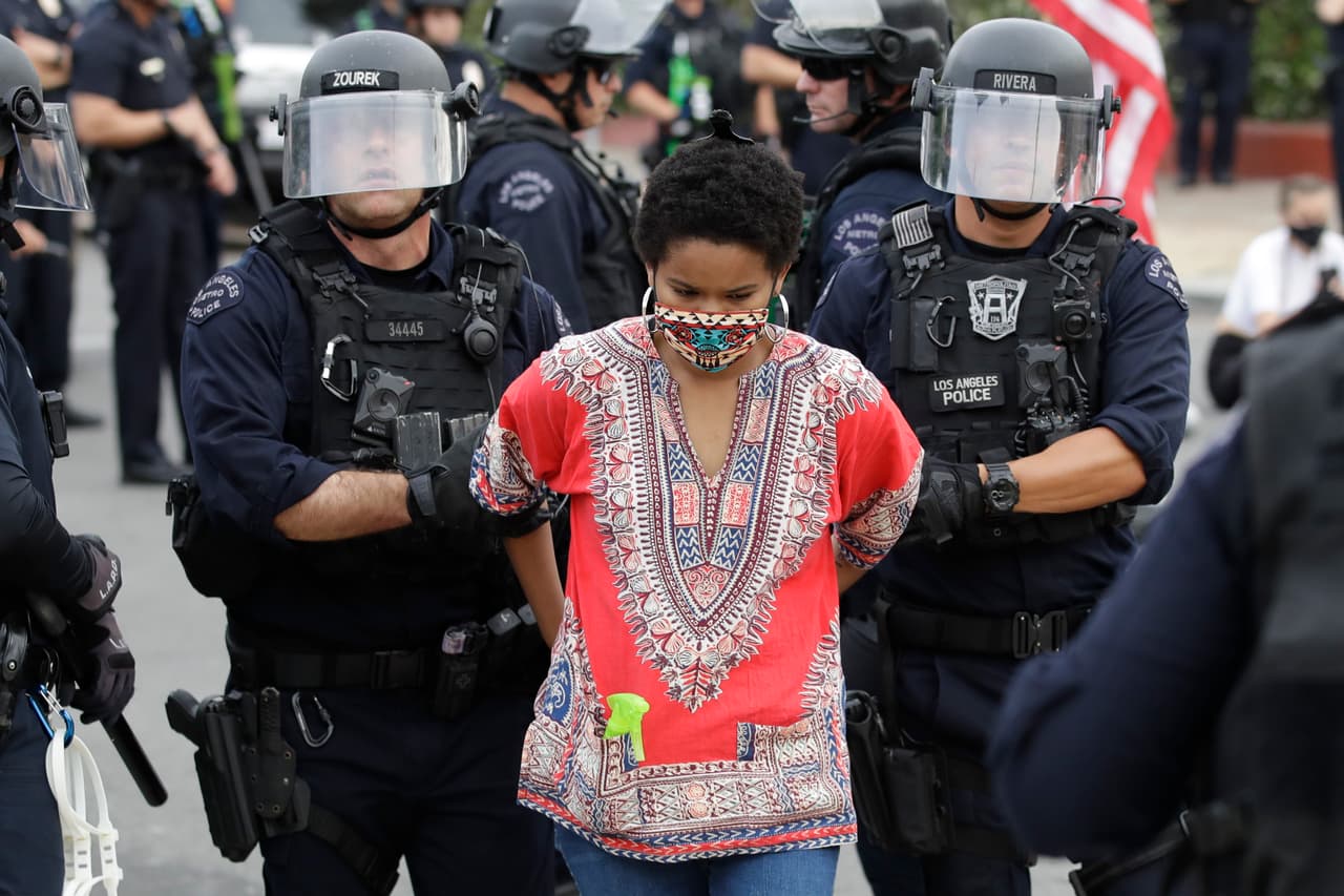 Estamujer aparentemente desobedeció el toque de queda en Los Ángeles y fue arrestada por agentes de la policía. La medida impuesta en esta ciudad de California está vigente hasta las 5:00 de la mañana