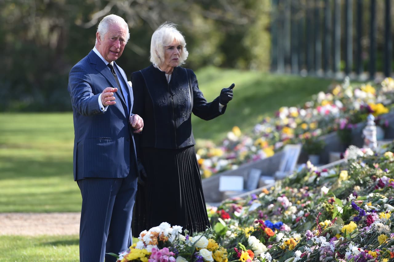 "Cuento con la amorosa ayuda de mi querida esposa, Camila. En reconocimiento a su leal servicio público 
<a href="https://people.com/royals/prince-charles-and-camilla-newlywed-photos/">desde nuestro matrimonio hace 17 años</a> , ella se convierte en mi reina consorte". 
<br>