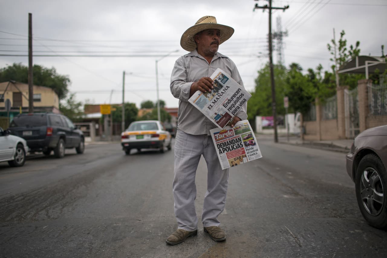 Un vendedor de periódicos. Nuevo Laredo, 24 de marzo de 2017.
