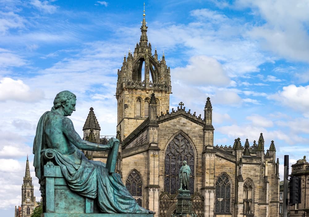<h3 class="cms-H3-H3">10. Edimburgo, Escocia</h3>
<br>
<br>Se trata del sitio más visitado del país debido a su 
<a href="https://www.univision.com/temas/arquitectura">arquitectura</a> de 
<b>aires góticos. Destaca la Milla Real y el castillo histórico del siglo XII </b>en la cima de una colina que domina la ciudad. Edimburgo es también famosa 
<b>por su festival de artes y espectáculos que tiene lugar cada agosto. </b>