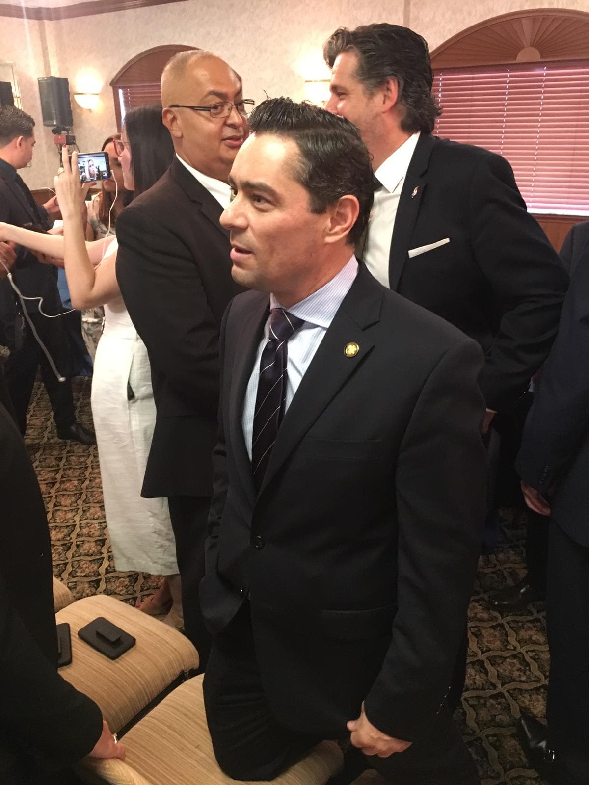 “Hemos recibido el apoyo completo de la administración Trump y el apoyo completo de ambos partidos políticos en el Congreso. Eso muestra que las instituciones de EEUU están unidas frente a la causa de Venezuela”, comentó Carlos Veccio. 
<br>