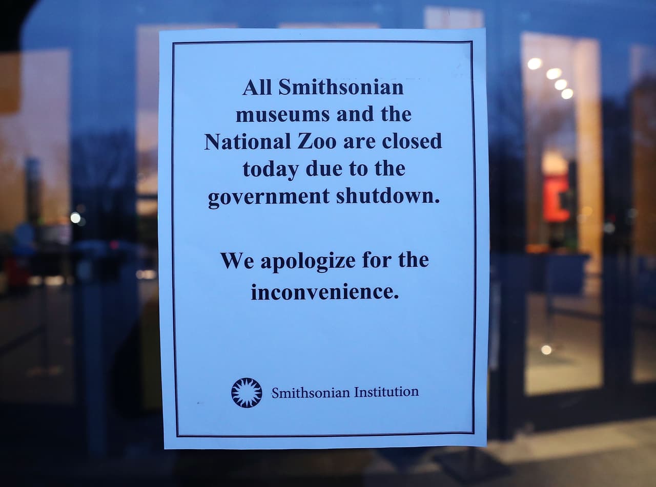 “Todos los museos Smithsonians y el Zoológico Nacional están cerrados hoy debido al cierre del gobierno”, se lee en un cartel colocado en la puerta del Museo Nacional de Historia Afroamericana de Washington DC. 2 de enero de 2019.