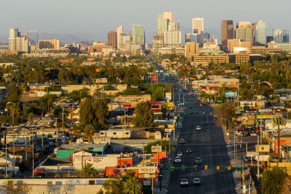 <b>Phoenix; Arizona, </b>es una ciudad interior, es decir, no costera, cuyo hundimiento tiene una historia bien documentada. Históricamente, el área metropolitana de Phoenix ha registrado tasas de hundimiento anuales de hasta unos 9 cm (3.5 pulgadas) según el estudio. 
<br>
<br>Es también una de las ocho ciudades incluidas en el estudio con más de 1 millón de personas viviendo en terrenos que se hunden. 
<b>La extracción de agua subterránea es identificada como una causa significativa del hundimiento de Phoenix y es un ejemplo notable de una región que tiene tasas elevadas de subsidencia debido a esta práctica.</b>
