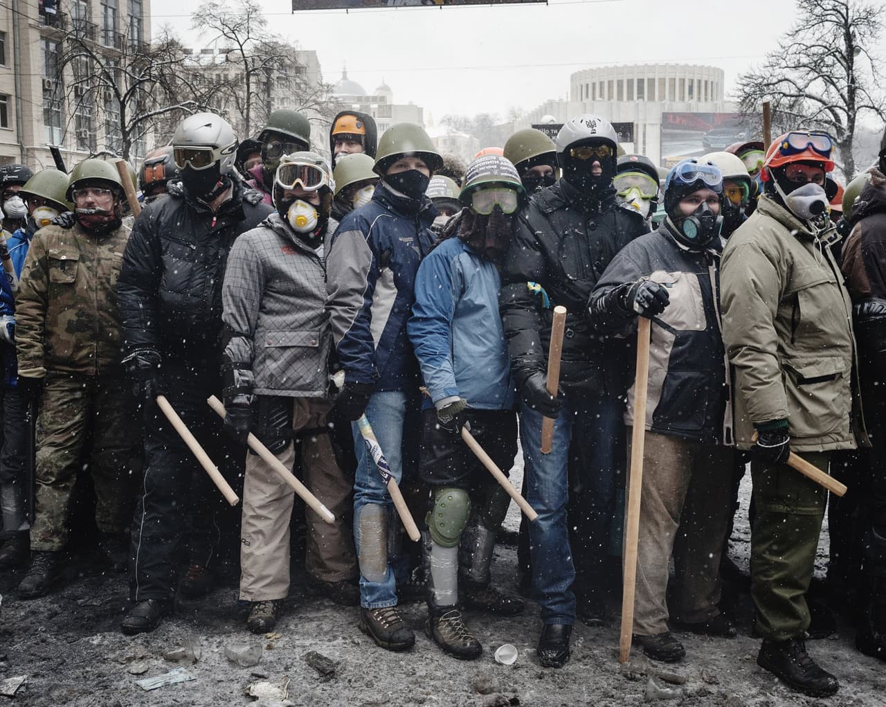 Armados con palos y protegidos con mascarillas, manifestantes en la calle Hrushevskoho, en Kiev.
