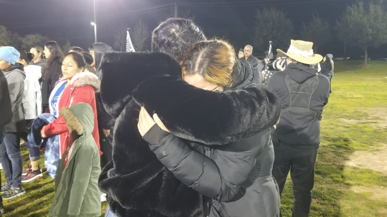 Algunas personas no pudieron ocultar su tristeza por la trágica muerte del oficial Gonzalo Carrasco.