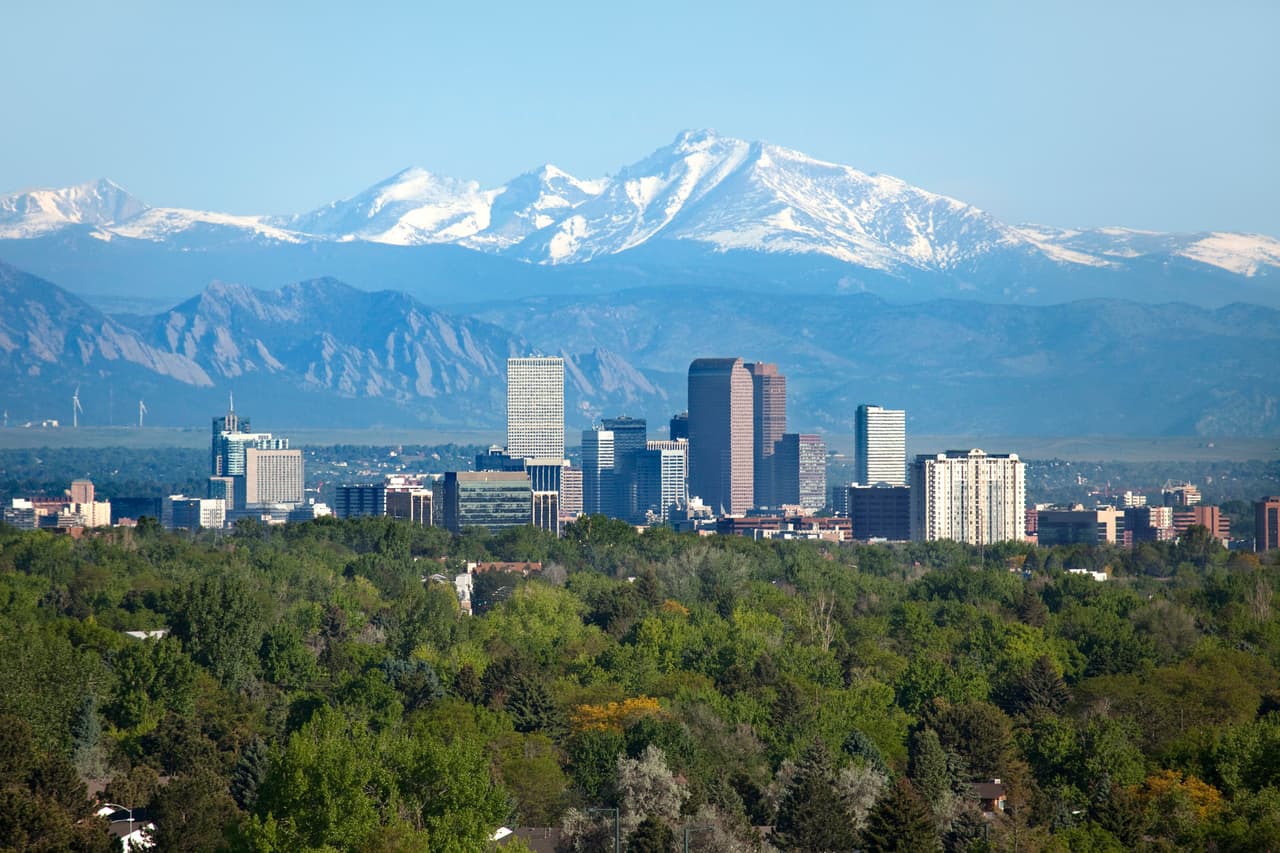 <h3 class="cms-H3-H3">4. Colorado</h3>
<br>
<br>El salario mínimo en Colorado aumentará de $12.56 a $13.65 por hora en 2023, de acuerdo con la página web de ese estado.
<br>