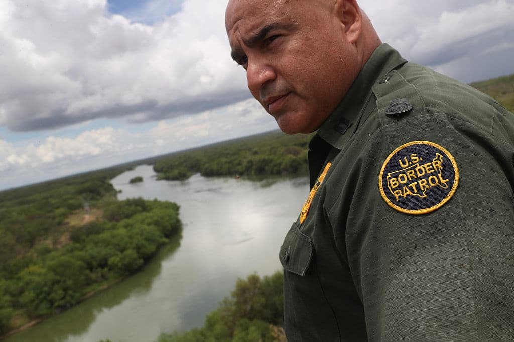 Un agente de la Patrulla de Fronteras en Roma, Texas, junto a Río Grande, el río que sirve de frontera natural entre México y Estados Unidos