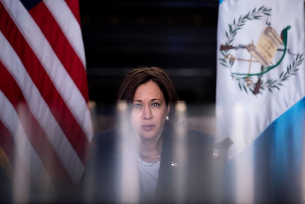 La Vicepresidenta de Estados Unidos, Kamala Harris, habla en una conferencia virtual con el Presidente de Guatemala, Alejandro Giammattei, sobre la crisis migratoria, 26 abril 2021.