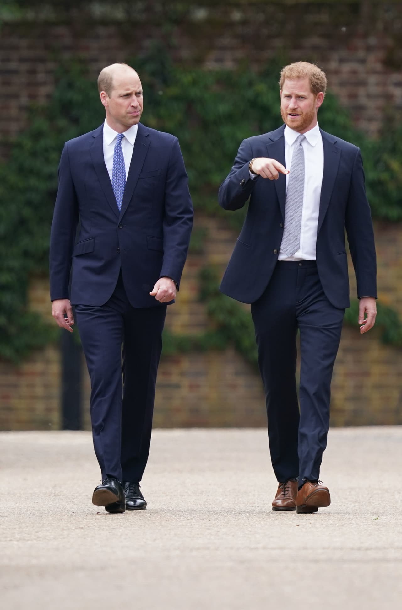 Los 
<b><a href="https://www.univision.com/temas/principe-harry" target="_blank">príncipes Harry</a></b> y 
<b><a href="https://www.univision.com/temas/principe-william" target="_blank">William</a></b> dejaron por un momento el supuesto distanciamiento que tienen y se reencontraron dos meses y medio después del 
<b><a href="https://www.univision.com/famosos/foto-a-foto-funeral-principe-philip-esposo-reina-isabel-ii-fotos" target="_blank">funeral de su abuelo, el príncipe Philip. </a></b>