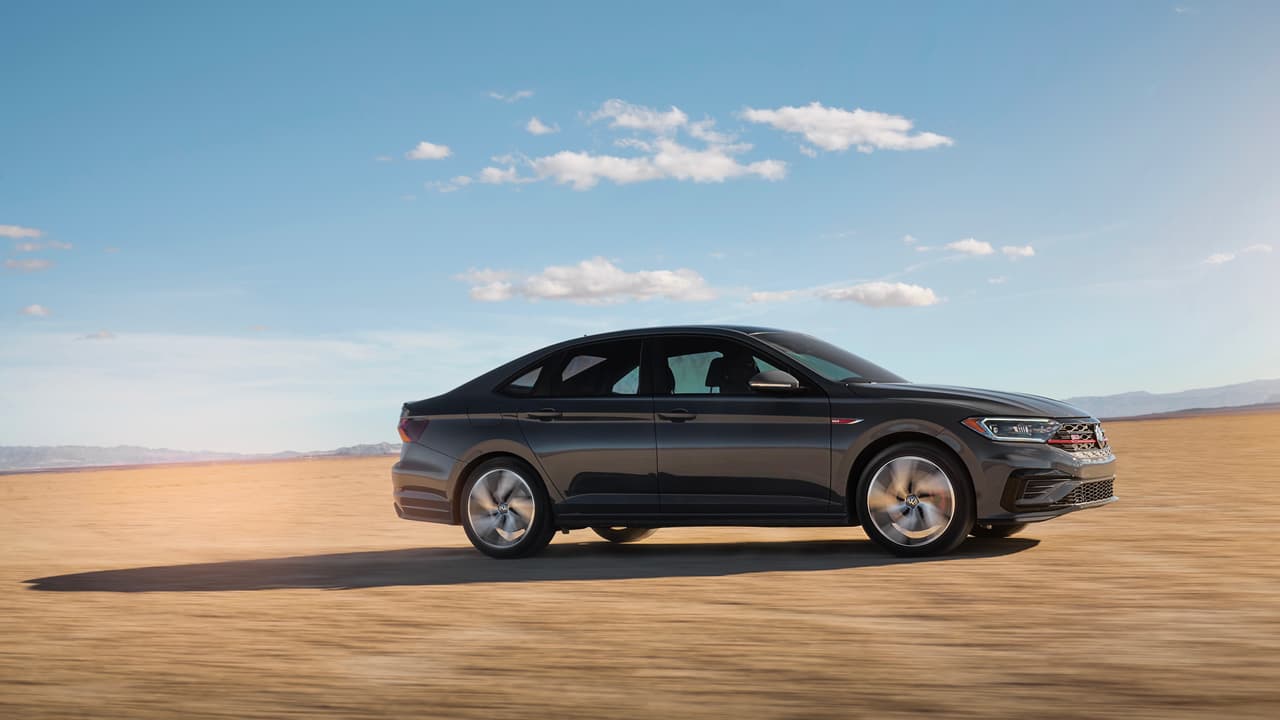 El corazón del Volkswagen Jetta GLI es el mismo motor 4 cilindros turboalimentado de 2.0 litros de desplazamiento que se consigue bajo el capó del Golf GTi, que genera 
<b>228 caballos de fuerza</b> y 
<b>258 lb-pie de torque</b>. Nos gustaría ver una versión con el motor del Golf R.