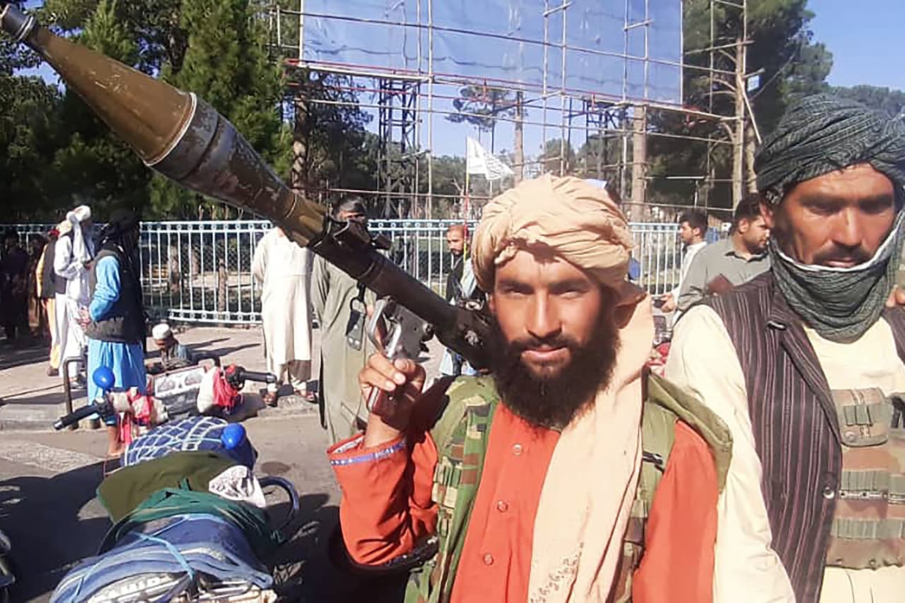 Un combatiente talibán luego que el grupo retomó Herat, la tercera ciudad más grande de Afganistán, el 13 de agosto.
<br>
<br>Sin la fuerza estadounidense en las provincias afganas, los rebeldes comenzaron a ganar terreno.
<a href="https://www.univision.com/noticias/mundo/taliban-guerra-afganistan-estados-unidos-rebeldes-avanzada-fotos"> <u>En una ofensiva relámpago conquistaron una a una las ciudades más importantes</u></a>.
<br>
<br>El grupo rebelde avanzó más rápido de lo previsto y Estados Unidos tuvo que apresurarse a sacar a su personal del país. Finalmente la ofensiva talibán no pudo ser detenida por las fuerzas Afganas que habían sido entrenadas por Estados Unidos y la toma de Kabul se hizo inminente.
<br>