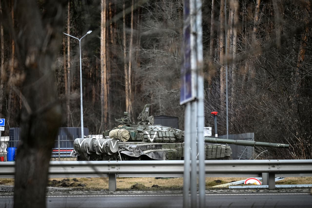 Un tanque ruso con la letra "V" en la ciudad de Irpin, al oeste de Kiev, el 4 de marzo. Más de 1.5 millones de personas han huido de Ucrania a países vecinos desde que Rusia lanzó su invasión a gran escala el 24 de febrero.
<br>
<br>Rob Lee, un especialista en defensa rusa activo en redes sociales, indicó que los símbolos pueden hacer referencias a diferentes asignaciones, misiones o direcciones de los contingentes. Lee también indicó que en un “popular canal de Telegram en ruso” se afirma que los 
<a href="https://twitter.com/RALee85/status/1496183250728935428"><b>vehículos con la Z</b></a> se utilizarán en la dirección de Jarcov y los que llevan diferentes letras se asignan a diferentes regiones. 
<b>Esta información no ha sido verificada. </b>
<br>