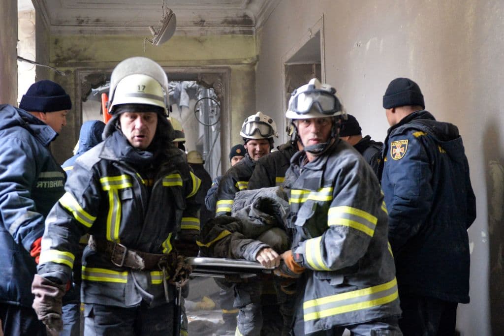 Personal de emergencia trasladó a los heridos y víctimas del bombardeo contra edificios situados en el centro de Járkov. 
<b>“Al menos diez personas murieron, más de 20 heridas. Los socorristas y los voluntarios rescataron de los escombros a 10 personas, según un recuento preliminar”</b>, indicó el servicio ucraniano para las situaciones de emergencia.