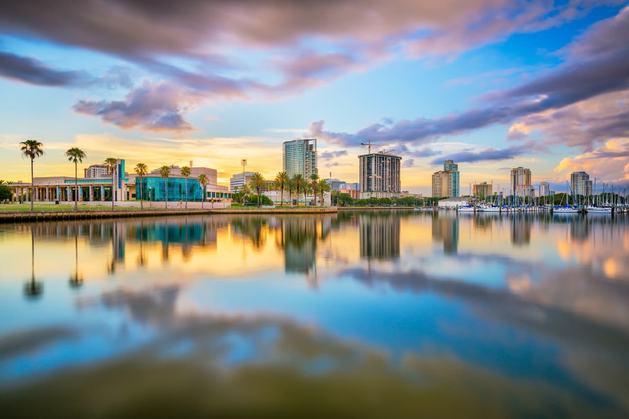 <b>49. San Petersburgo, FL.-</b> Esta ciudad obtuvo 54.98 puntos de los 100 a evaluar y se coloca en el puesto 49 en la lista de ciudades para encontrar un nuevo empleo en 2020. Es famosa por su clima agradable, donde puedes disfrutar de actividades como el golf, la navegación, la pesca y las playas.
<br>