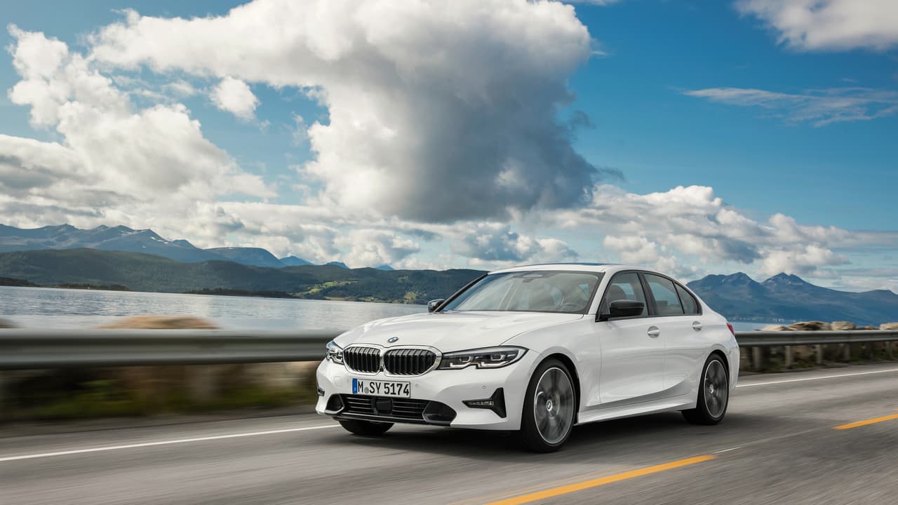 El BMW 330i contará con un precio inicial de 
<b>40,250 dólares </b>al que hay que sumarle 995 dólares por cargo de destino. esto lo hace 50 dólares más barato que el modelo que reemplazo. BMW no adelantó el precio para los modelos M340i.