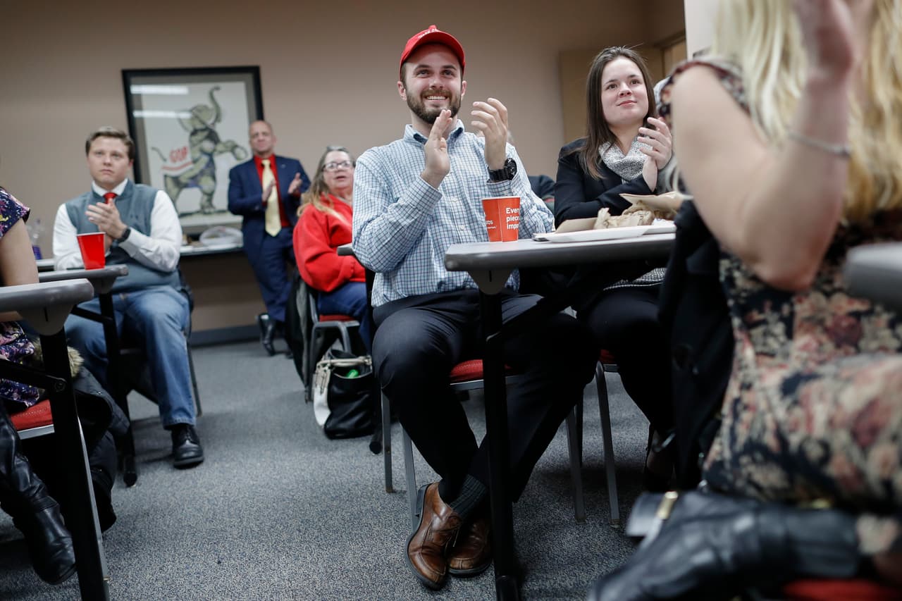 Partidarios del presidente reunidos en Cincinnati, Ohio, aplauden durante una de las afirmaciones de Donald Trump.