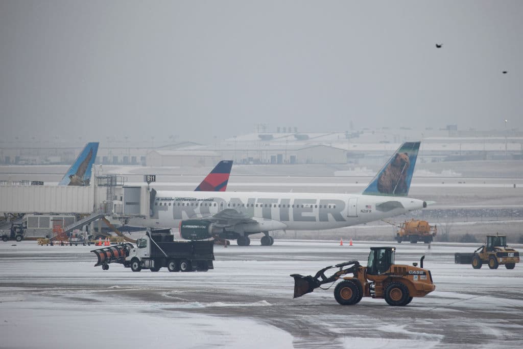 El tráfico aéreo fue afectado en al menos cinco aeropuertos del sur del país: el George Bush y el William P. Hobby de Houston, el Dallas/Fort Worth International, el Austin-Bergstrom (estos cuatro en Texas) y el Jackson-Medgar Wiley Evers en Mississippi.
