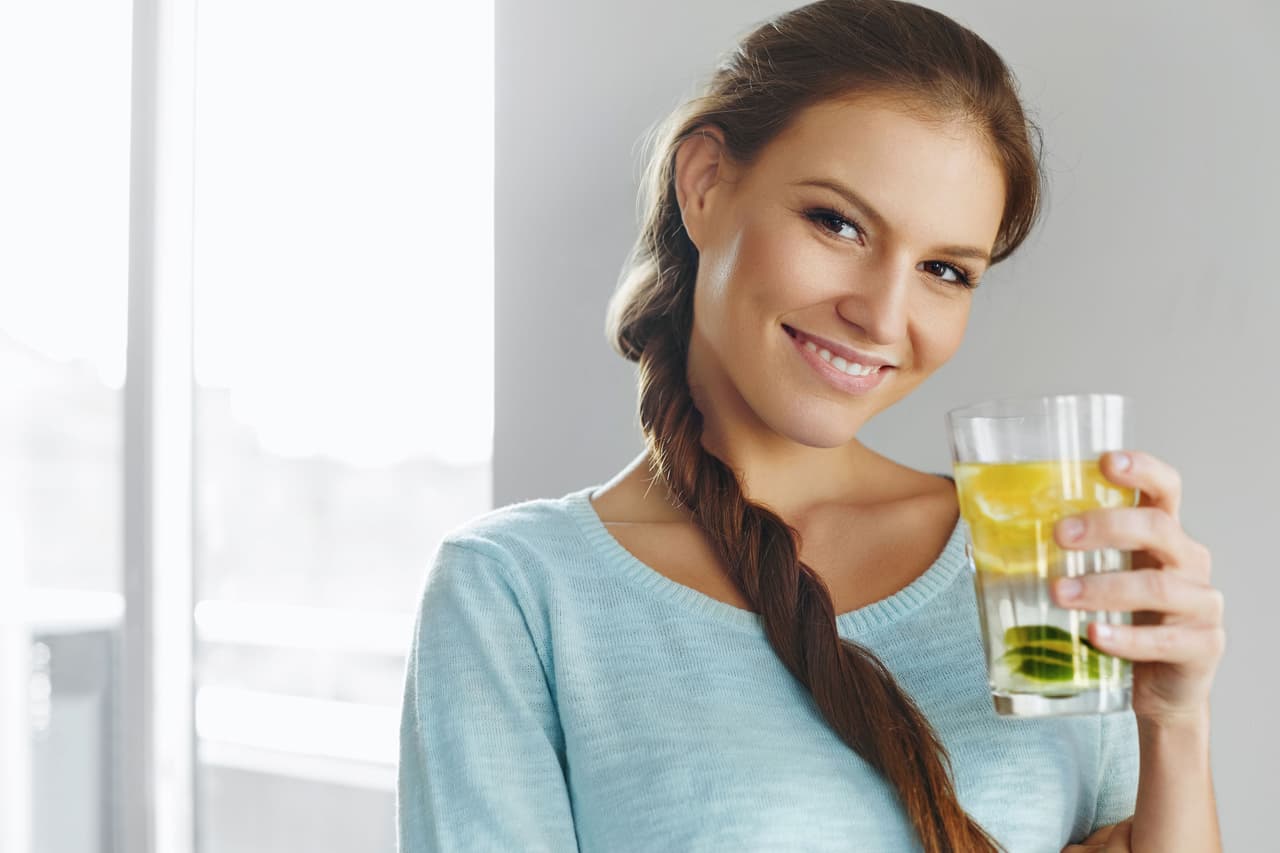 ¡Sin agua no hay vida! Eso lo sabemos todos, pero ¿qué exactamente el agua? La maravillosa sustancia vital está formada por dos átomos de hidrógeno y uno de oxígeno en cada una de sus moléculas, de ahí la universalmente conocida fórmula de H2O.