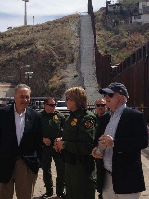 <b>2. Una mujer escaló el muro y cayó al frente de un tour que hacía John McCain por la zona. </b>Escalar un muro de 18 pies parece una hazaña, pero
<b> <a href="https://www.youtube.com/watch?v=XHjKBjM1ngw">YouTube está lleno de videos de mujeres </a></b>que prueban que sin mucha destreza, ni muchos aditamentos, lo pueden lograr. El 28 de marzo de 2013, justamente una mujer que había logrado subir el muro y atravesarlo, se hizo noticia, no por la consecución de su hazaña, sino porque contó con la mala suerte 
<b><a href="http://www.dailymail.co.uk/news/article-2300308/Mexican-immigrant-scales-18-foot-fence-jumps-US-border-just-yards-away-US-senators-fact-finding-tour.html">de caer justo al lado de un recorrido en el que participaba el senador John McCain y varios agentes fronterizos.</a> </b>
<br>