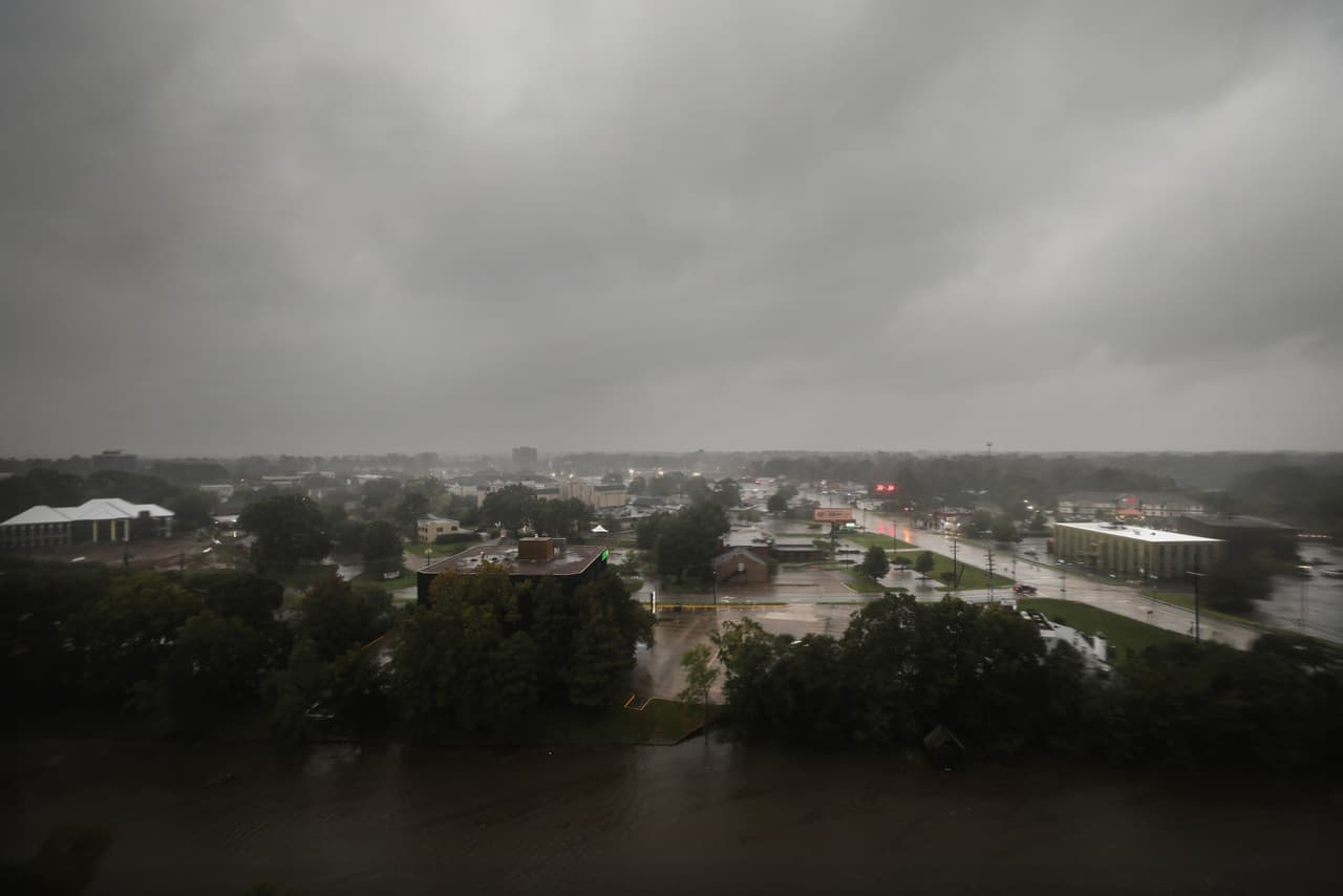El huracán Delta toco tierra con vientos máximos de 100 mph (155 km/h) este viernes en el suroeste de Louisiana, 
<b>destruyendo parte del paisaje en ruinas que había dejado Laura hace tan solo seis semanas y causó la muerte de por lo menos 26 personas, así como daños que ascienden a los 14,000 millones de dólares.</b> En menos de una hora, el 
<a href="https://www.nhc.noaa.gov/" target="_blank">Centro Nacional de Huracanes</a> lo rebajó a una tormenta de categoría 1 y ahora tiene vientos de 75 mph (120 km/h).
<br>
<br>En imagen, la fuerte lluvia cae sobre Lafayette, Louisiana. 
<br>