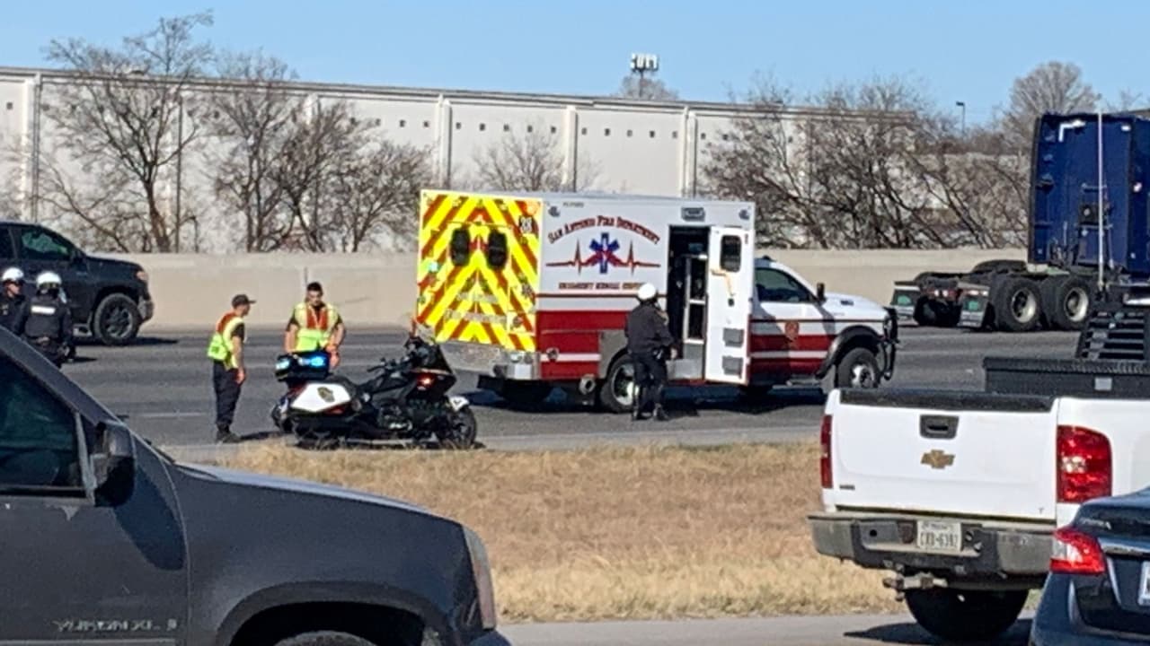 Choque entre tres vehículos complica vialidad de la Autopista 35 en San Antonio