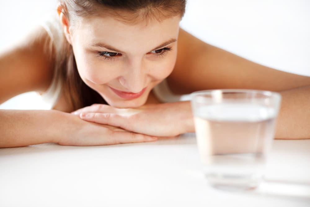 Y concentrarse en el vaso de agua con pensamientos positivos, mal no hace, al contrario, y es una buena forma de empezar el día, en un tono alegre y optimista pues mientras más deseamos la felicidad a los demás, más aumenta la nuestra.