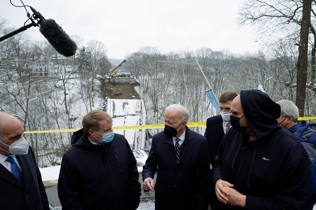 El presidente Joe Biden en el lugar del derrumbe. “El presidente está agradecido con los socorristas que se apresuraron a ayudar a los conductores que estaban en el puente en ese momento", informó la Casa Blanca en la mañana del viernes, cuando confirmó que el mandatario continuaría con sus planes de visitar la ciudad de Pittsburg.