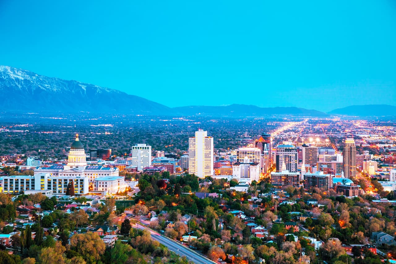 <h3 class="cms-H3-H3">10. Salt Lake City, Utah</h3>
<br>
<br>🏠 
<b>Porcentaje por encima de su valor esperado:</b> 55.8%
<br>
<br>🏠 
<b>Valor promedio de una casa:</b> $602,765
<br>
<br>🏠 
<b>Valor esperado de una casa:</b> $386,998
<br>