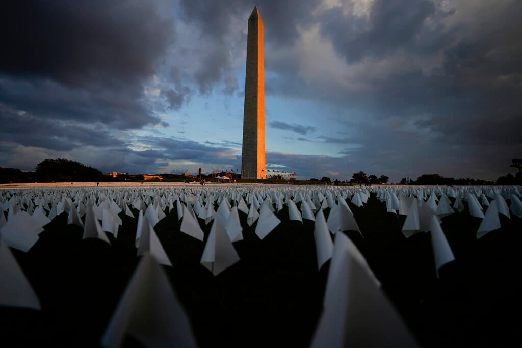 Con el Monumento a George Washington de fondo, más de 600,000 banderas blancas se exhiben como parte de la instalación de arte temporal de la artista Suzanne Brennan Firstenberg, 
<i>'In America: Remember'</i>, en recuerdo de los estadounidenses que a la fecha han muerto de covid-19.