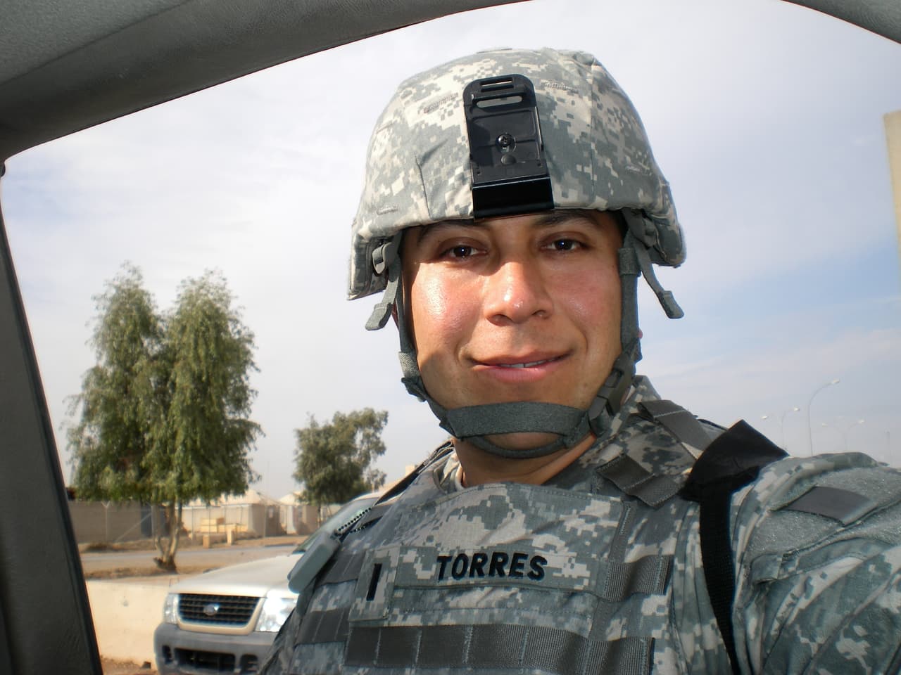 El Capitán del Ejército, Le Roy Torres, estuvo destinado en Irak durante un período de 400 días en 2007-2008.