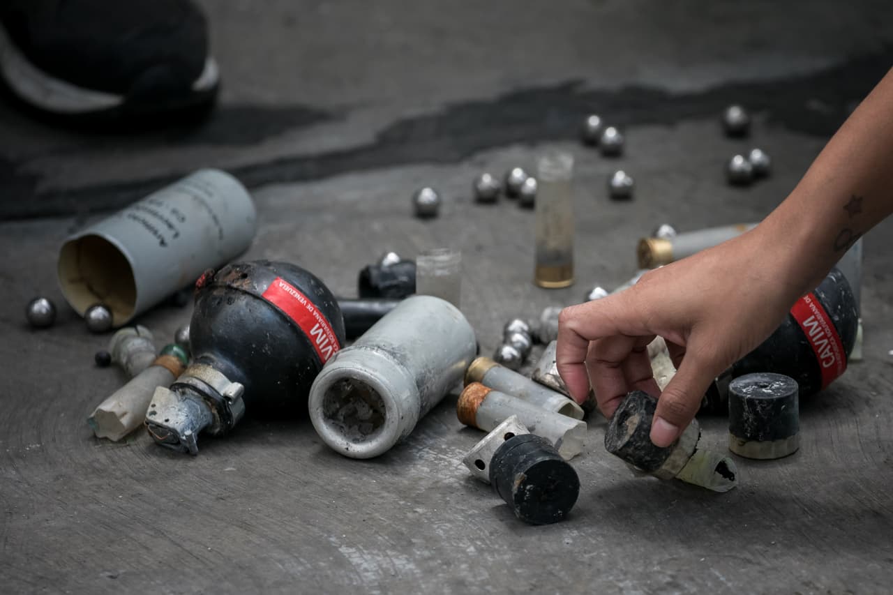 Habitantes de las residencias Los Verdes ubicadas en el oeste de Caracas (Venezuela) recolectan objetos que dicen, les dispararon hoy, miércoles 14 de junio de 2017.