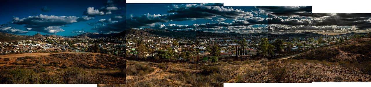 <b>Sección del muro que separa la ciudad de Tecate, en México, del territorio de Estados Unidos.</b> Por lo general, en la frontera sur de Estados unidos las ciudades del lado mexicano están pegadas a la línea fronteriza, mientras que del otro lado existe todavía mucho campo abierto. Es el caso de Tecate, una ciudad famosa por la cerveza del mismo nombre. En 2012 recibió la etiqueta turística de “Pueblo mágico”, por sus bellos paisajes y la calidez de su gente. Aunque Tecate es una ciudad fronteriza relativamente segura, las montañas tanto hacia el este como hacia el oeste a lo largo de la frontera pueden ser peligrosas para los migrantes. La Patrulla Fronteriza de Estados Unidos, como se observa en la foto, mantiene una permanente vigilancia de la zona.