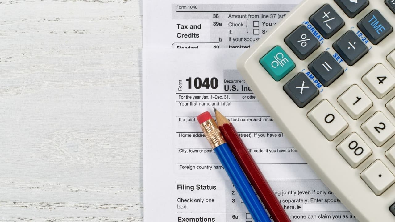 <b>Free File del IRS</b> es un servicio federal gratuito que lo ayudará a presentar sus impuestos sobre la renta federales y, en algunos casos, estatales en línea. 
<b>Elegibilidad</b>: debe ganar menos de $73,000 al año.
<br>
