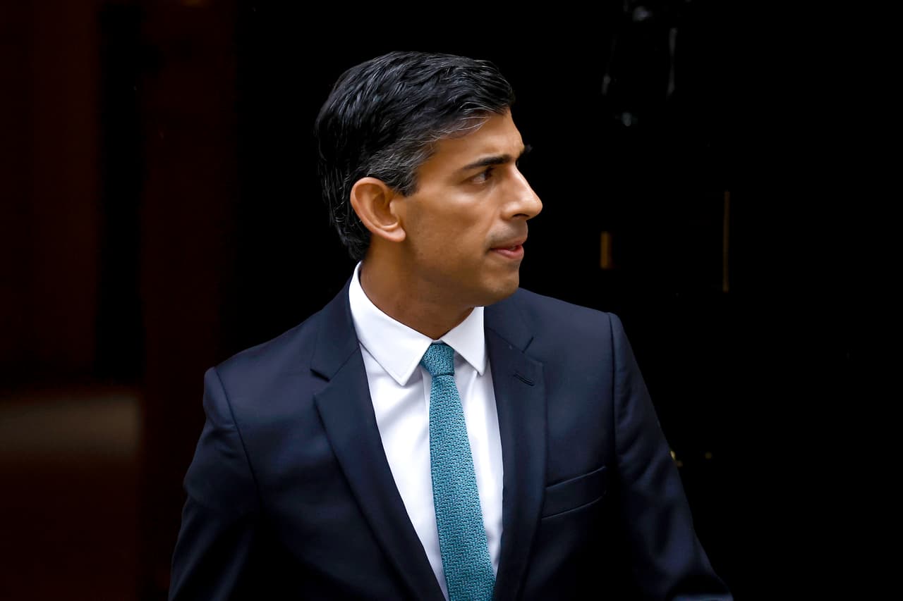 <b><a href="https://www.univision.com/noticias/mundo/nuevo-primer-ministro-de-reino-unido-rishi-sunak-1">Rishi Sunak se convierte en primer ministro de Reino Unido </a></b>
<br>
<br>Rishi Sunak se convirtió el 25 de octubre en la primera persona de color en convertirse en primer ministro de Reino Unido, tras ganar la carrera para ser líder del Partido Conservador y recibir el encargo de formar gobierno del rey Carlos III. Sunak, un multimillonario descendiente de inmigrantes indios de 42 años, es el primer ministro más joven en 200 años. 
<br>