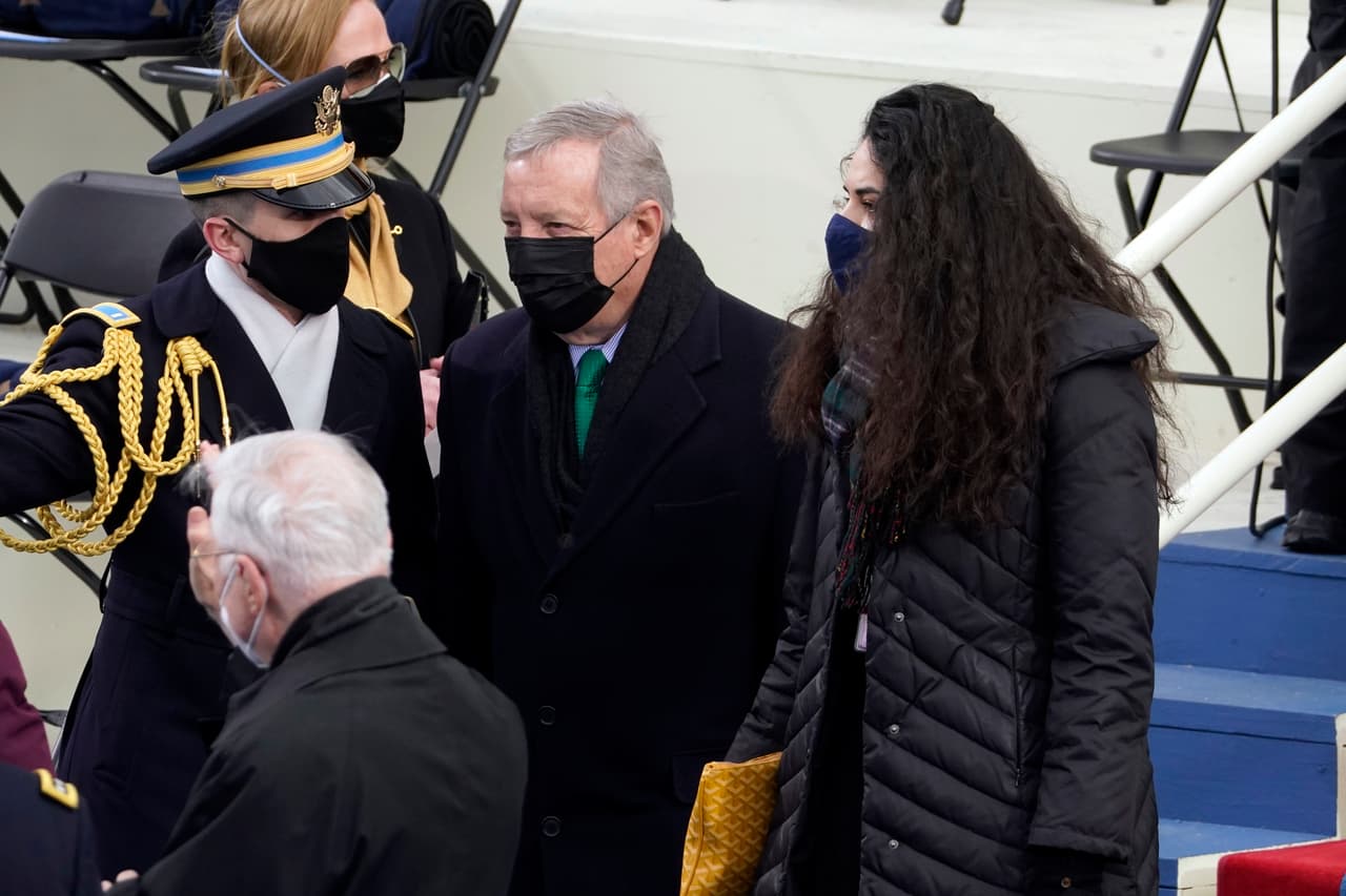 "No podría estar más emocionado de unirme a mi amigo @Joe Biden en este día especial. Cuando finalmente dejamos atrás los días oscuros de la Administración Trump, nuestra nación da un suspiro colectivo de alivio". 
<b>Senador Dick Durbin.</b>