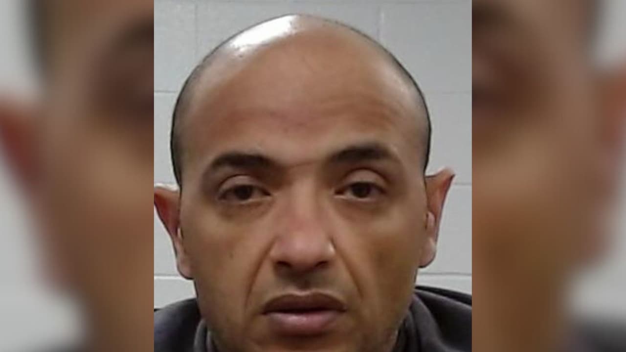 Arrestan a hombre sospechoso de matar a puñaladas a su esposa: una llamada del extranjero alertó a autoridades