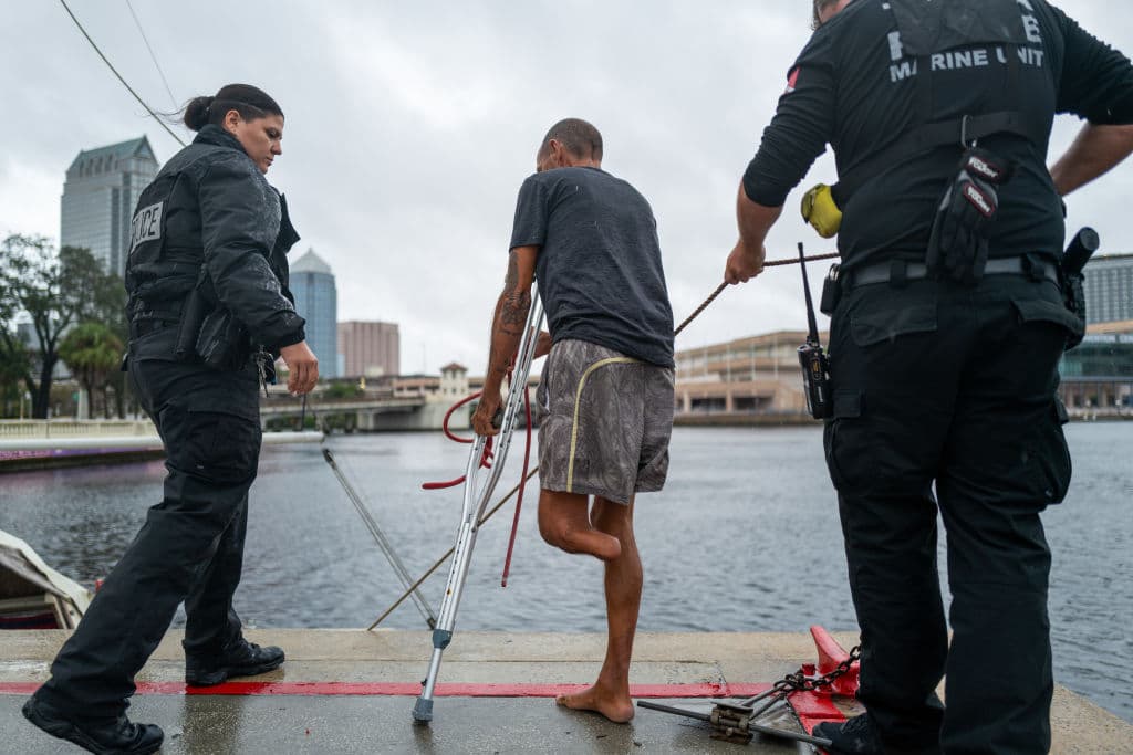 Pese a todos los intentos, el 'Teniente Dan' supuestamente había decidido que no saldría de allí, pero tarde en la noche del miércoles, 
<b><a href="https://www.tmz.com/2024/10/09/florida-man-lieutenant-dan-agrees-to-leave-boat-hurricane-milton/" target="_blank">TMZ confirmó</a></b> que el carismático hombre fue rescatado.