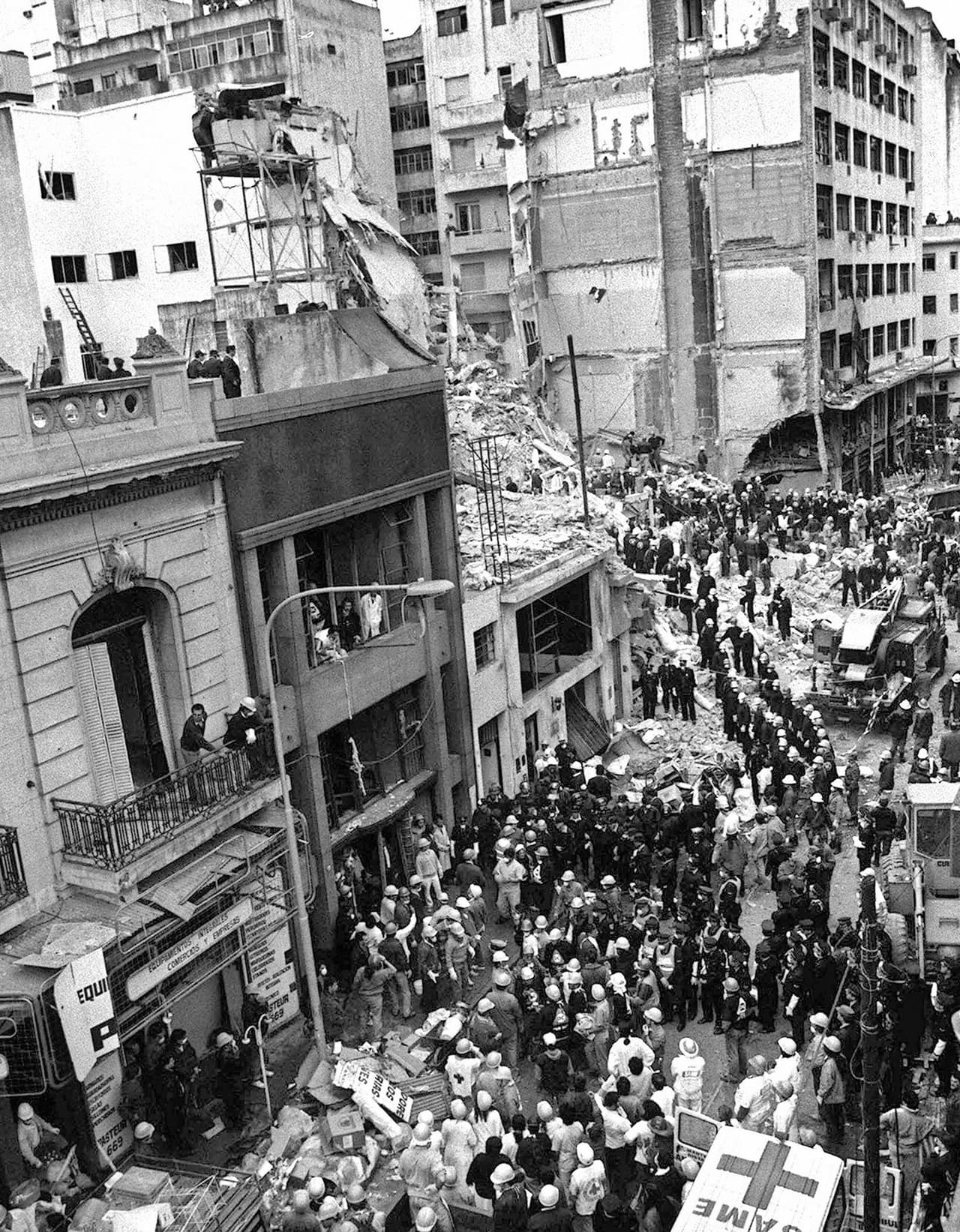 La fiscalía argentina identificó a altos funcionarios del gobierno de Irán y personal diplomático de ese país en Argentina en la organización del atentado. El fiscal del caso, Alberto Nisman, interpuso en 2005 un pedido de captura internacional contra cinco altos funcionarios iraníes que habrían participado en la organización. Irán, que no tiene tratado de extradición, nunca entregó ni colaboró con la captura de estos acusados.