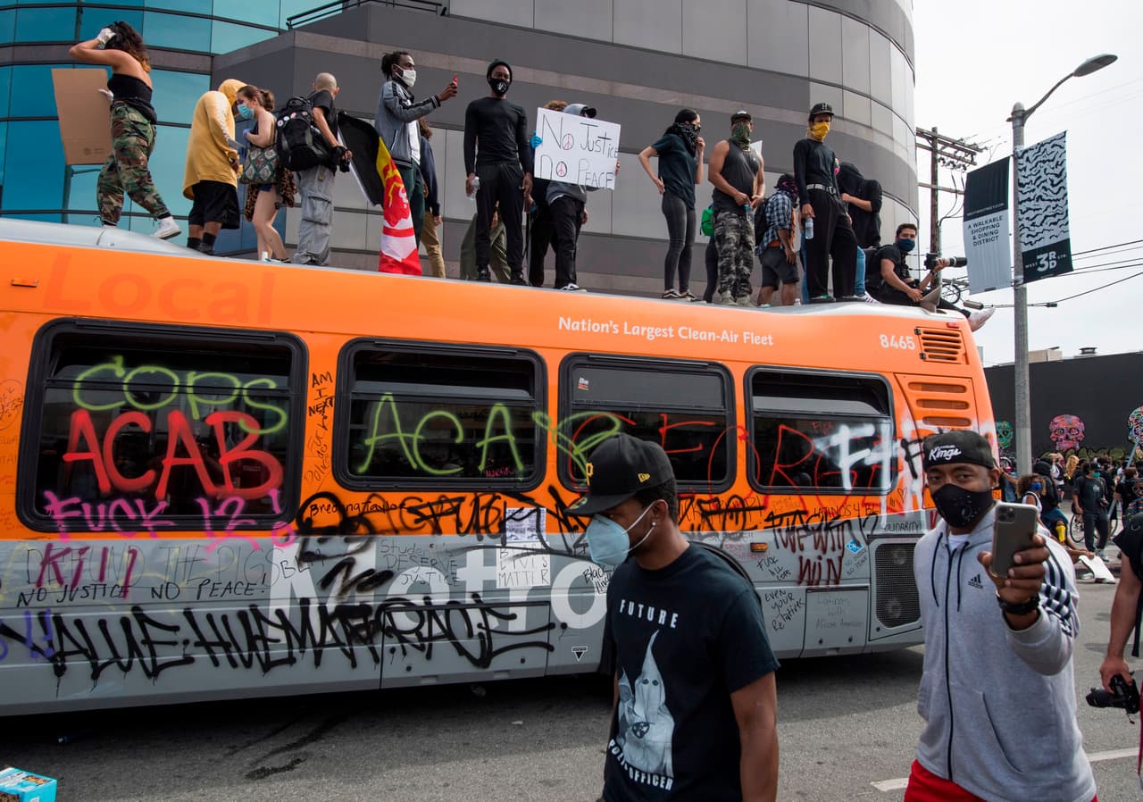 A pesar de que las agencias del orden han dando espacio para que se desarrollen manifestaciones pacíficas, el LAPD informó que se debían convertir en 
<a href="https://www.univision.com/local/los-angeles-kmex/policia-de-los-angeles-no-tolerara-violencia-y-vandalismo-durante-protestas-por-la-muerte-de-george-floyd"> acciones violentas y vandalismo</a>.