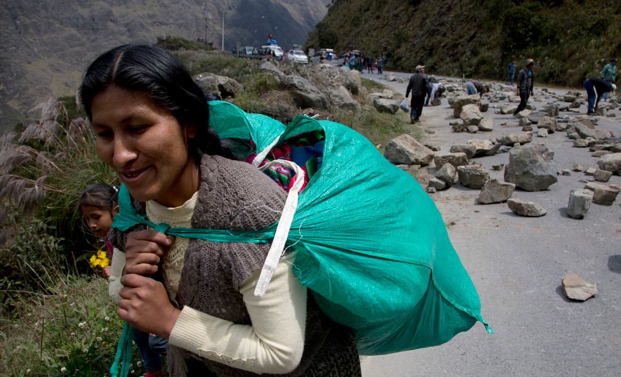 <b>Bolivia.</b> Puesto 64 en el ranking. El 38% de las bolivianas participa en el sistema financiero y el 52% del parlamento está ocupado por mujeres, la participación
<a href="https://giwps.georgetown.edu/country/bolivia-plurinational-state-of/"> más alta en cualquier parlamento de la región</a>. El 64% de las mujeres de ese país han sufrido 
<a href="https://www.univision.com/noticias/america-latina/feminicidios-la-guerra-invisible-que-mata-a-12-mujeres-por-dia-en-america-latina">violencia doméstica, también el dato más alto de América Latina</a>. El 67% de las bolivianas está empleada, otra de las estadísticas más altas del país.