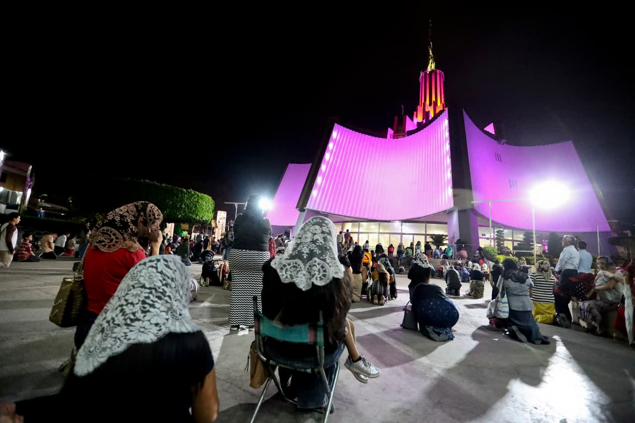 Luego de enterarse del arresto, alrededor de 1,000 feligreses se reunieron la noche del martes en la sede de La Luz del Mundo en la ciudad de Guadalajara, en el estado de Jalisco, México, para orar por Naasón Joaquín García, quien se encuentra detenido en Los Ángeles. 
<b>Un juez de ese condado le fijó una fianza de 25 millones de dólares.</b>