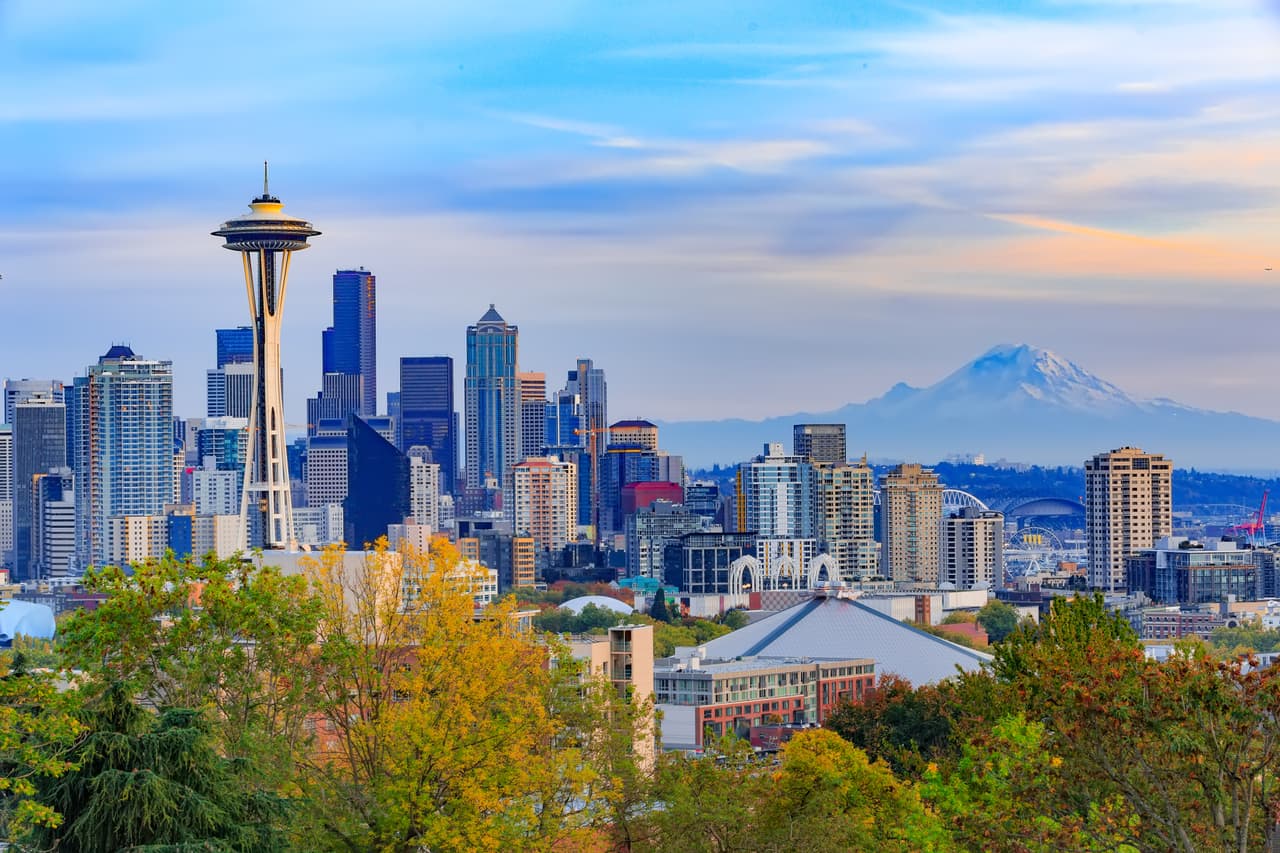 <h3 class="cms-H3-H3">5. Seattle-Tacoma-Bellevue, Washington</h3>
<br>
<br>➡️ 
<b>Precio promedio, mayo 2022:</b> $834,000
<br>
<br>➡️ 
<b>Aumento en el precio promedio, de mayo de 2021 a mayo de 2022: </b>+22.6%
<br>
<br>➡️ 
<b>Promedio de días que dura una casa en el mercado: </b>17
<br>