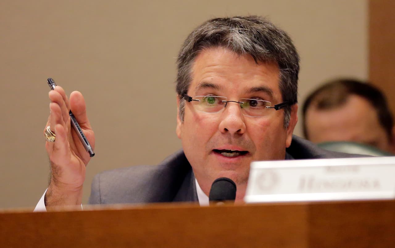 <b>Charles Perry.</b> El senador fue el autor de la medida SB4, la cual fue presentada el 15 de noviembre de 2016. “Al elegir a un presidente republicano y tener mayorías republicanas en el Congreso, los estadounidenses han dejado claro que resolver nuestra crisis de inmigración ilegal debe ser una prioridad. Eso inicia eliminando las ciudades santuario, asegurado la frontera y ejecutando nuestras leyes de inmigración”, señaló en aquella fecha.
<br>