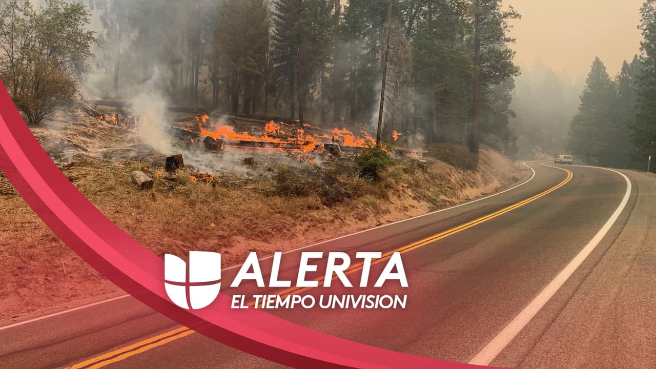 La autopista 50 está cerrada hacia el oeste, donde bomberos han estado combatiendo fuegos del incendio Caldor a ambos lados de la vía durante las últimas dos semanas. 
<br>