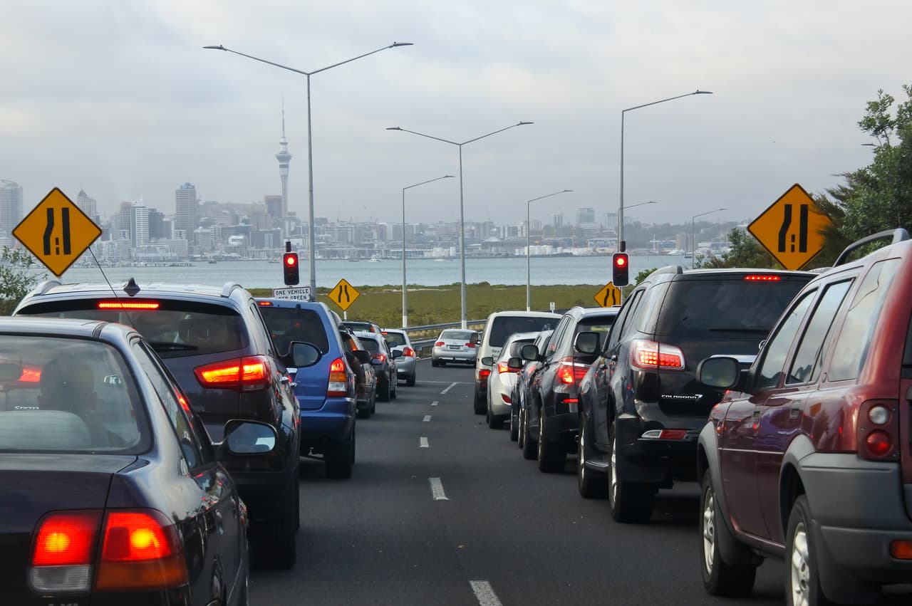 <b>Puesto 14: Auckland, Nueva Zelanda. </b>En esta ciudad se trabaja 37 horas a la semana y el viaje de ida al empleo toma 37 minutos en promedio. El porcentaje de la población que ha reportado problemas de salud mental es de 20.1%. Es la ciudad más poblada del país, su entorno político es estable y tiene buena calidad de vida. Sin embargo, el alto costo de la vivienda angustia a sus residentes.