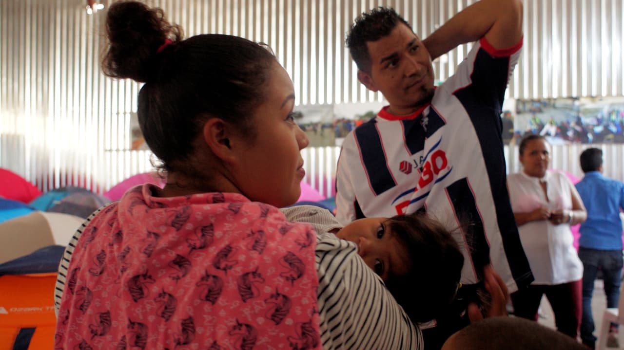 <b>Yoni</b> está nervioso. La sola imagen de acudir a las autoridades estadounidenses para entregarse junto a su familia y solicitar un asilo le inquieta. "Siento presión de oír tantos temas; que el presidente Donald Trump dice esto y aquello. Si yo pudiera, le pediría que se pusiera la mano en el corazón y dialogara con muchas de estas familias que vienen acá por diferentes tipos de problemas; y que los escuchara porque así se daría cuenta de que uno no viene acá para aprovecharse del país o por algún interés, sino por seguridad y por sacar adelante a nuestros hijos. Lo único que nos queda es ponernos en manos de Dios y que sea él quien le toque el corazón". A pesar de la angustia, dice que también se siente "agradecido", pues en el camino nadie de la familia se enfermó y nada malo les pasó.