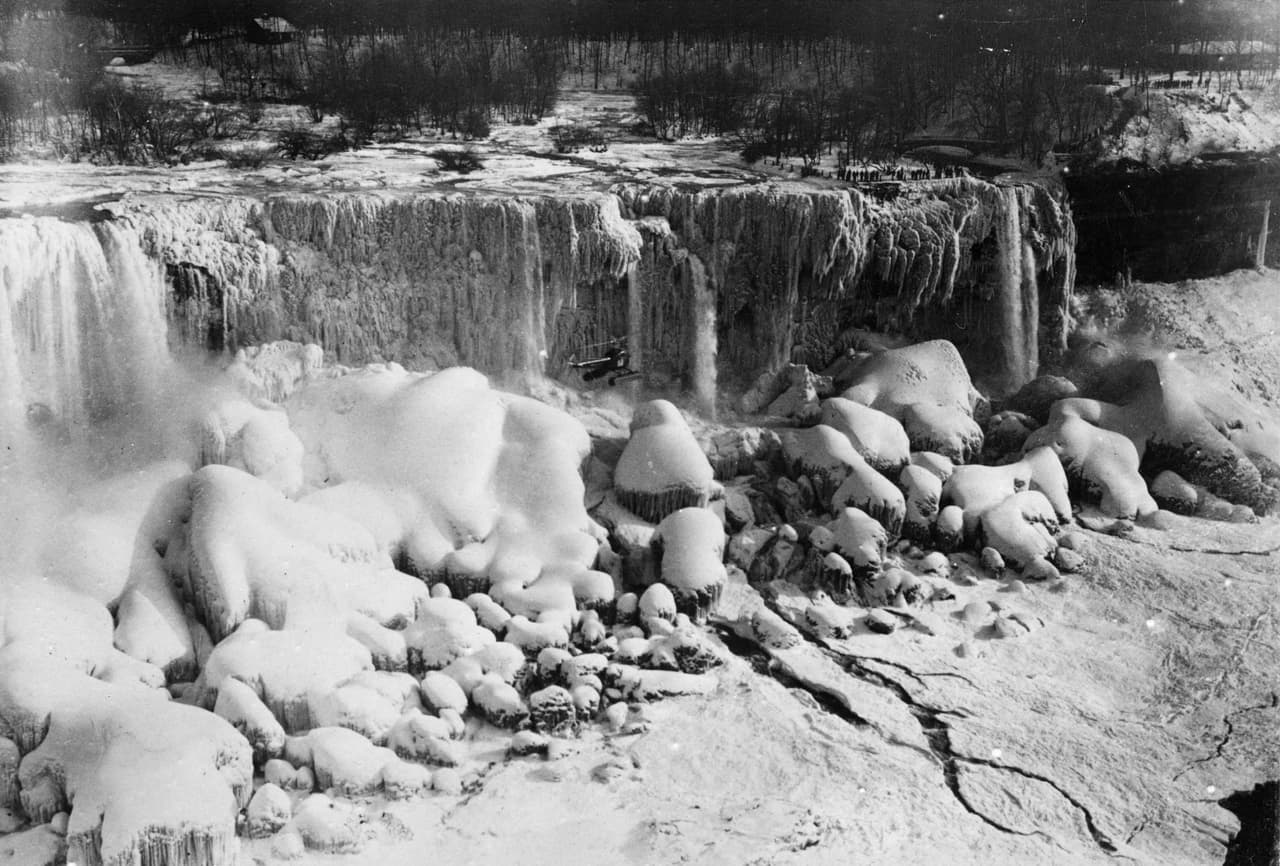 Capas de hielo muy gruesas se formaban sobre el río y hace casi un siglo caminar sobre un puente de hielo era una de las atracciones en invierno. Eso so cambió cuando se perdieron tres vidas debido a la rotura una capa helada. La fotografía es de 1951.