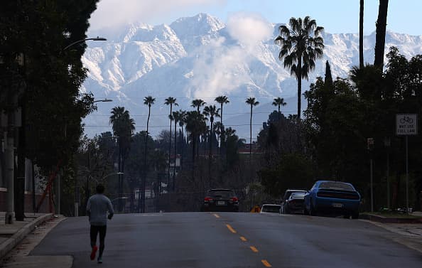 En zonas como Van Nuys, Hawthorne, West Los Ángeles, Costa Mesa se reportaron nevadas este miércoles, asombrando a residentes. Sin embargo, la meteoróloga de 
<i>Univision Los Ángeles</i>, Yara Lasanta, explicó que el fenómeno está relacionado con agua de lluvia a punto de congelación.